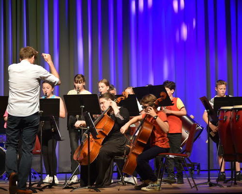 Junges Orchester - (Klasse 5-7) unter der Leitung von Gabriel Mller