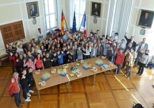Gruppenbild - Oberbürgermeisterin Petzold-Schick empfängt Schülerinnen und Schüler, Lehrer und Schulleitungen aus Straßburg und vom Gymnasium St. Paulusheim Bruchsal im Rathaus, gefeiert wird das zehnjährige Jubiläum des Schüleraustausches. Gruppenbild - Oberbürgermeisterin Petzold-Schick empfängt Schülerinnen und Schüler, Lehrer und Schulleitungen aus Straßburg und vom Gymnasium St. Paulusheim Bruchsal im Rathaus, gefeiert wird das zehnjährige Jubiläum des Schüleraustausches.
