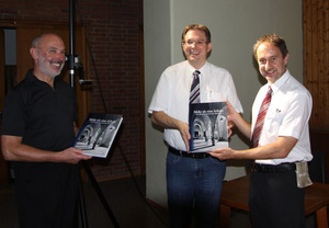 Reiner Schmidt vom Verlag Regionalkultur bergibt das erste Jubilumsbuch Mehr als eine Schule im Rahmen einer Feierstunde im St. Paulusheim an Rektor P. Klaus Schfer SAC und Schulleiter Markus Zepp. 