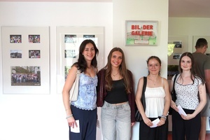 Die Künstlerinnen der 3D-Konstellationen in der Bildergalerie (von links nach rechts): Anna Dilber, Laura Bendzinski, Emily Kuntze und Nora Zimmermann. (Bericht und Foto: Venera Weinhardt) Die Künstlerinnen der 3D-Konstellationen in der Bildergalerie (von links nach rechts): Anna Dilber, Laura Bendzinski, Emily Kuntze und Nora Zimmermann. (Bericht und Foto: Venera Weinhardt)