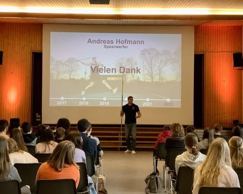 Bild 1: Mit groem Interesse verfolgen die Schlerinnen und Schler Andreas Hofmanns Vortrag